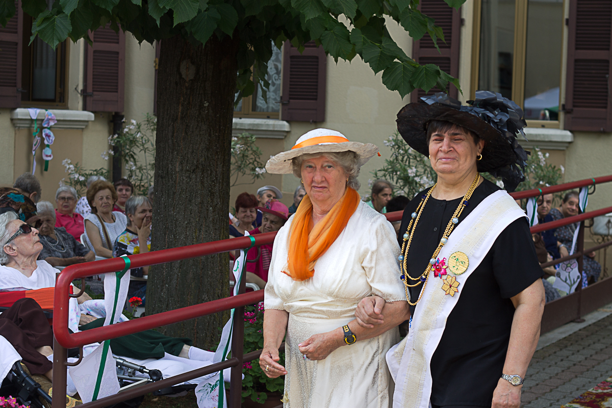 Sfilata 2013 delle Ragazze della Terza Età: “Chi arriva alla testa… e chi arriva al cuore!”